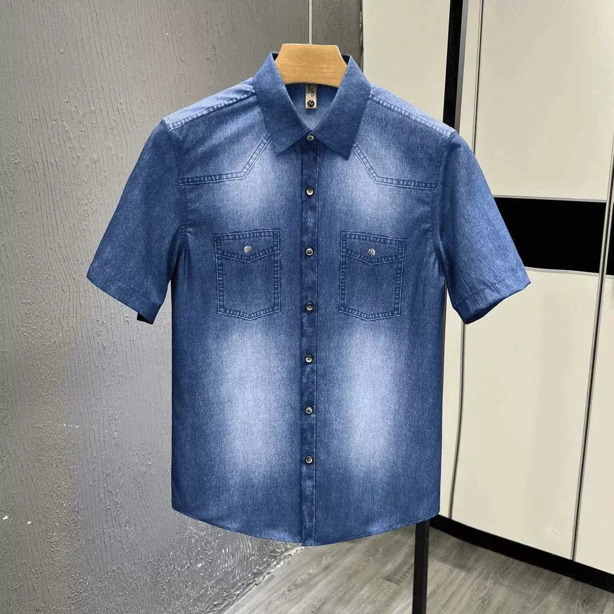 Noua cămașă bărbătească din denim slim fit 2026, cu finisaj premium spălat și distressed!