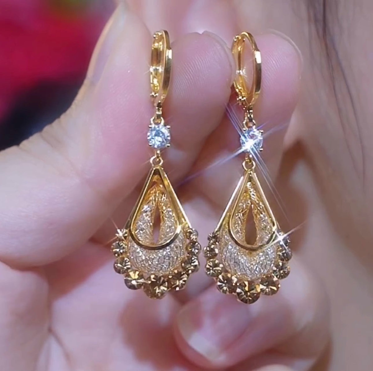 ✨【2 pár】Elegáns arany fülbevaló ragyogó gyémántokkal